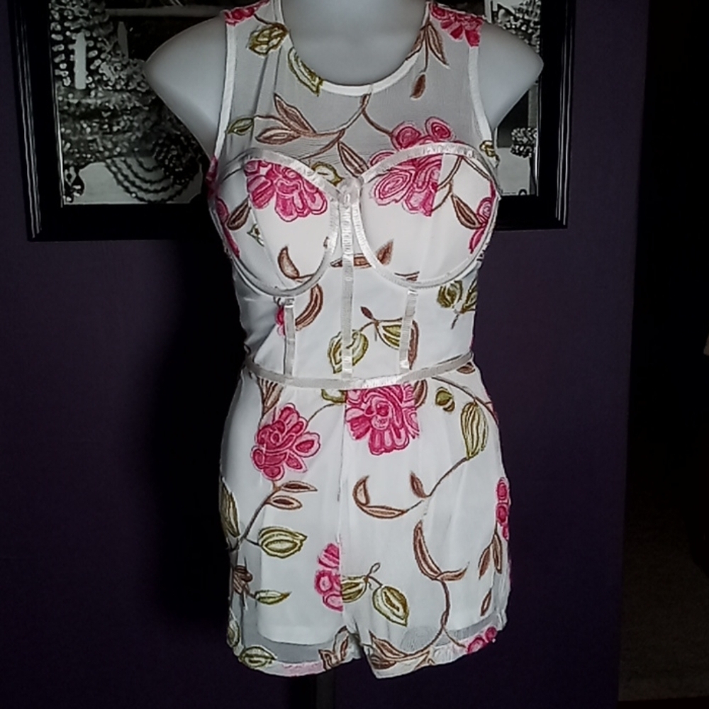 Embroidered one-piece - Picture 2 of 5